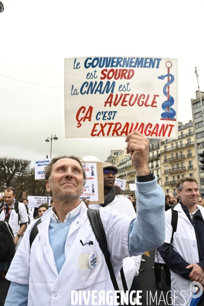 Manifestation des médecins à Paris pour demander notamment une augmentation du prix de la consultation à 50€ et de meilleures conditions de travail. Demonstration of doctors in Paris.