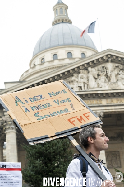 Manifestation des médecins à Paris pour demander notamment une augmentation du prix de la consultation à 50€ et de meilleures conditions de travail. Demonstration of doctors in Paris.