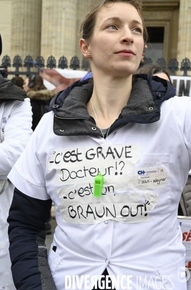 Manifestation des médecins à Paris pour demander notamment une augmentation du prix de la consultation à 50€ et de meilleures conditions de travail. Demonstration of doctors in Paris.