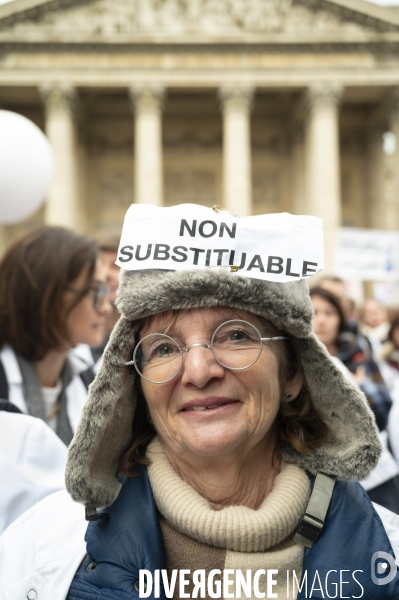 Manifestation des médecins à Paris pour demander notamment une augmentation du prix de la consultation à 50€ et de meilleures conditions de travail. Demonstration of doctors in Paris.