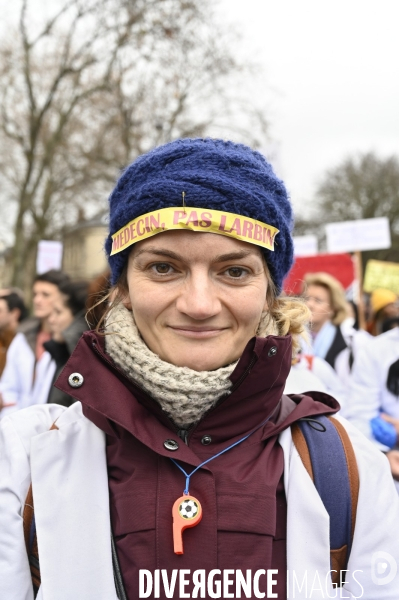 Manifestation des médecins à Paris pour demander notamment une augmentation du prix de la consultation à 50€ et de meilleures conditions de travail. Demonstration of doctors in Paris.