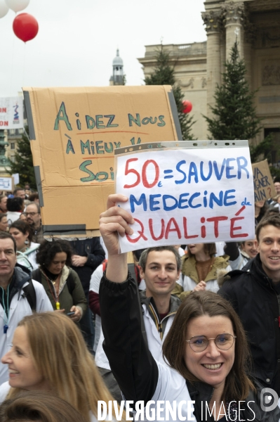 Manifestation des médecins à Paris pour demander notamment une augmentation du prix de la consultation à 50€ et de meilleures conditions de travail. Demonstration of doctors in Paris.