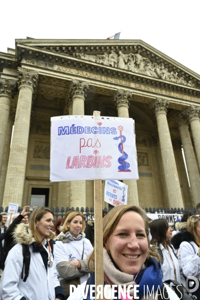 Manifestation des médecins à Paris pour demander notamment une augmentation du prix de la consultation à 50€ et de meilleures conditions de travail. Demonstration of doctors in Paris.