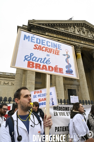 Manifestation des médecins à Paris pour demander notamment une augmentation du prix de la consultation à 50€ et de meilleures conditions de travail. Demonstration of doctors in Paris.