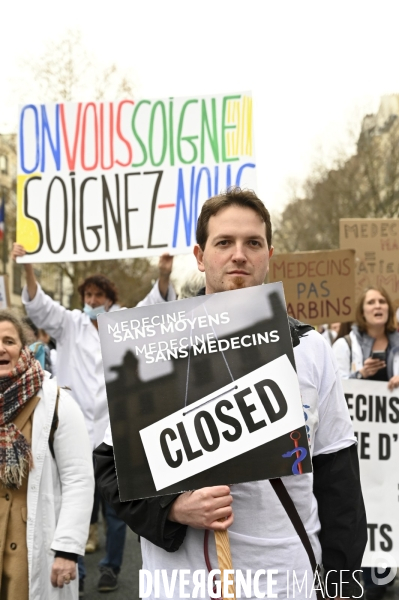 Manifestation des médecins à Paris pour demander notamment une augmentation du prix de la consultation à 50€ et de meilleures conditions de travail. Demonstration of doctors in Paris.