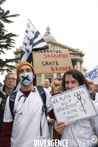 Manifestation des médecins à Paris pour demander notamment une augmentation du prix de la consultation à 50€ et de meilleures conditions de travail. Demonstration of doctors in Paris.