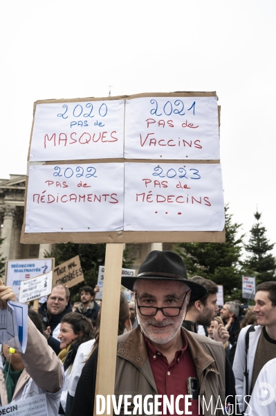 Manifestation des médecins à Paris pour demander notamment une augmentation du prix de la consultation à 50€ et de meilleures conditions de travail. Demonstration of doctors in Paris.