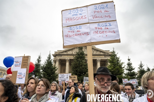 Manifestation des médecins à Paris pour demander notamment une augmentation du prix de la consultation à 50€ et de meilleures conditions de travail. Demonstration of doctors in Paris.