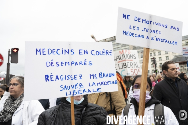 Manifestation des médecins à Paris pour demander notamment une augmentation du prix de la consultation à 50€ et de meilleures conditions de travail. Demonstration of doctors in Paris.