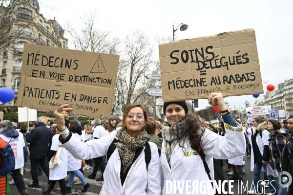 Manifestation des médecins à Paris pour demander notamment une augmentation du prix de la consultation à 50€ et de meilleures conditions de travail. Demonstration of doctors in Paris.