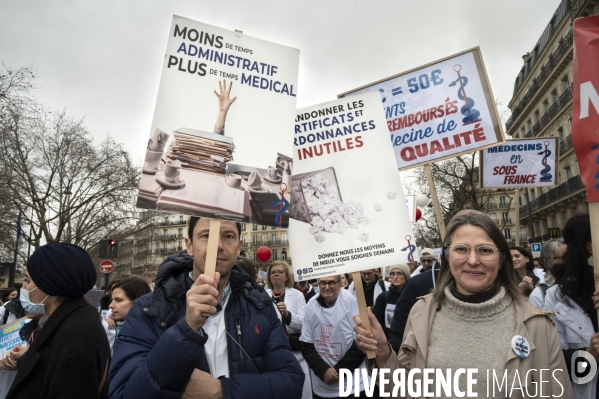 Manifestation des médecins à Paris pour demander notamment une augmentation du prix de la consultation à 50€ et de meilleures conditions de travail. Demonstration of doctors in Paris.