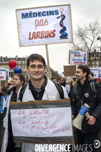 Manifestation des médecins à Paris pour demander notamment une augmentation du prix de la consultation à 50€ et de meilleures conditions de travail. Demonstration of doctors in Paris.