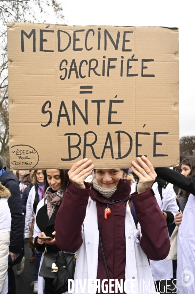 Manifestation des médecins à Paris pour demander notamment une augmentation du prix de la consultation à 50€ et de meilleures conditions de travail. Demonstration of doctors in Paris.