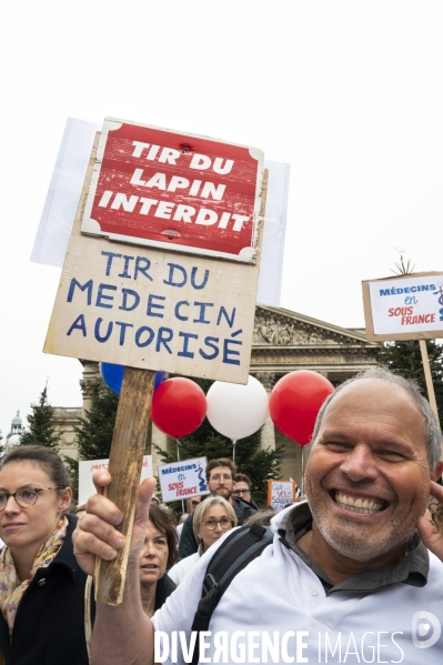 Manifestation des médecins à Paris pour demander notamment une augmentation du prix de la consultation à 50€ et de meilleures conditions de travail. Demonstration of doctors in Paris.