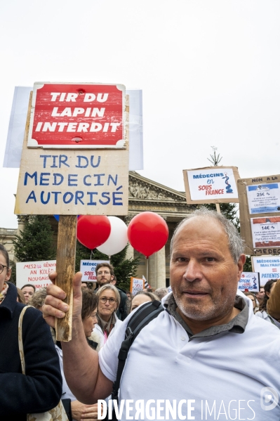 Manifestation des médecins à Paris pour demander notamment une augmentation du prix de la consultation à 50€ et de meilleures conditions de travail. Demonstration of doctors in Paris.