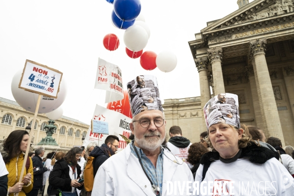 Manifestation des médecins à Paris pour demander notamment une augmentation du prix de la consultation à 50€ et de meilleures conditions de travail. Demonstration of doctors in Paris.