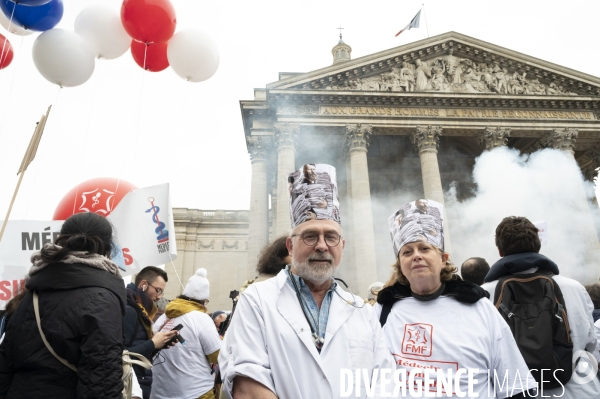 Manifestation des médecins à Paris pour demander notamment une augmentation du prix de la consultation à 50€ et de meilleures conditions de travail. Demonstration of doctors in Paris.