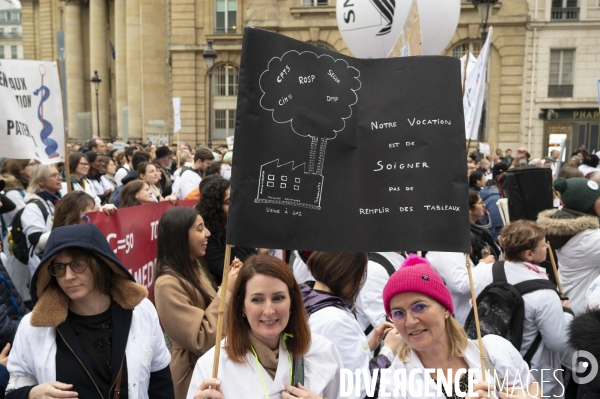 Manifestation des médecins à Paris pour demander notamment une augmentation du prix de la consultation à 50€ et de meilleures conditions de travail. Demonstration of doctors in Paris.