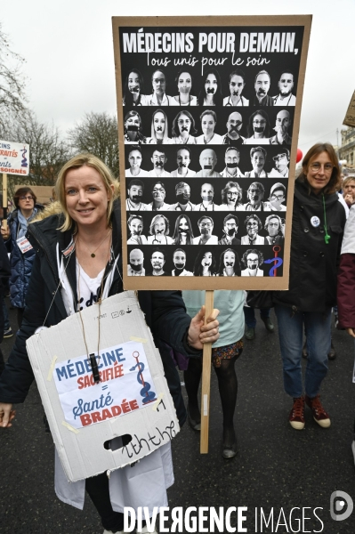 Manifestation des médecins à Paris pour demander notamment une augmentation du prix de la consultation à 50€ et de meilleures conditions de travail. Demonstration of doctors in Paris.