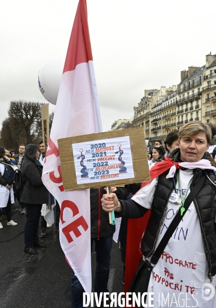 Manifestation des médecins à Paris pour demander notamment une augmentation du prix de la consultation à 50€ et de meilleures conditions de travail. Demonstration of doctors in Paris.