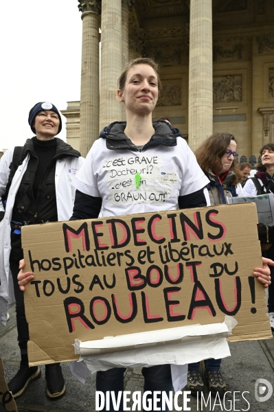 Manifestation des médecins à Paris pour demander notamment une augmentation du prix de la consultation à 50€ et de meilleures conditions de travail. Demonstration of doctors in Paris.