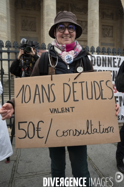 Manifestation des médecins à Paris pour demander notamment une augmentation du prix de la consultation à 50€ et de meilleures conditions de travail. Demonstration of doctors in Paris.