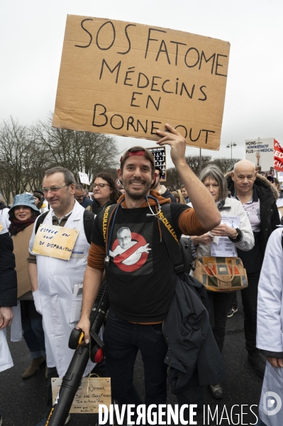 Manifestation des médecins à Paris pour demander notamment une augmentation du prix de la consultation à 50€ et de meilleures conditions de travail. Demonstration of doctors in Paris.