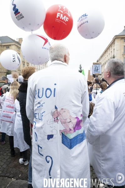 Manifestation des médecins à Paris pour demander notamment une augmentation du prix de la consultation à 50€ et de meilleures conditions de travail. Demonstration of doctors in Paris.