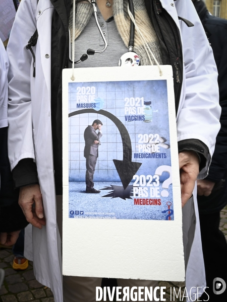 Manifestation des médecins à Paris pour demander notamment une augmentation du prix de la consultation à 50€ et de meilleures conditions de travail. Demonstration of doctors in Paris.