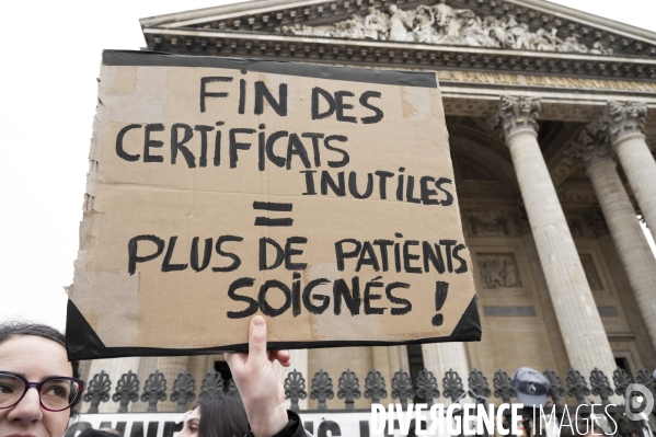 Manifestation des médecins à Paris pour demander notamment une augmentation du prix de la consultation à 50€ et de meilleures conditions de travail. Demonstration of doctors in Paris.