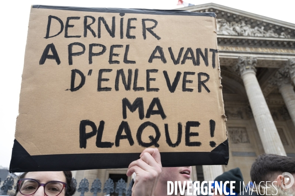 Manifestation des médecins à Paris pour demander notamment une augmentation du prix de la consultation à 50€ et de meilleures conditions de travail. Demonstration of doctors in Paris.