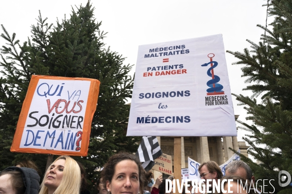 Manifestation des médecins à Paris pour demander notamment une augmentation du prix de la consultation à 50€ et de meilleures conditions de travail. Demonstration of doctors in Paris.