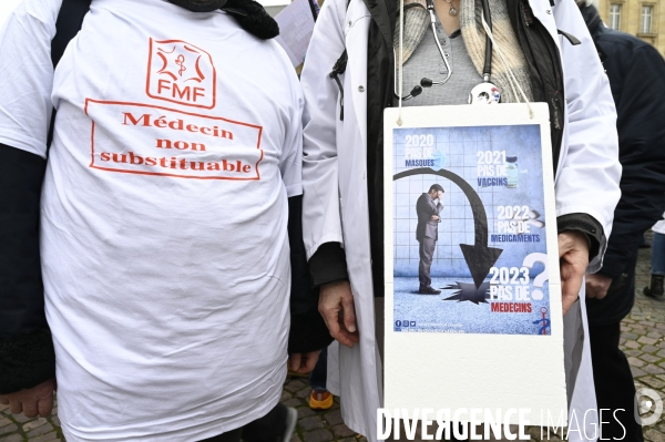 Manifestation des médecins à Paris pour demander notamment une augmentation du prix de la consultation à 50€ et de meilleures conditions de travail. Demonstration of doctors in Paris.