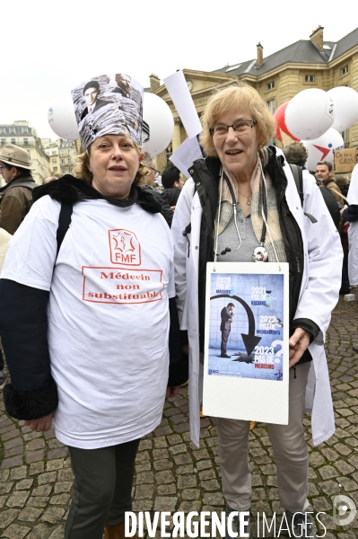 Manifestation des médecins à Paris pour demander notamment une augmentation du prix de la consultation à 50€ et de meilleures conditions de travail. Demonstration of doctors in Paris.