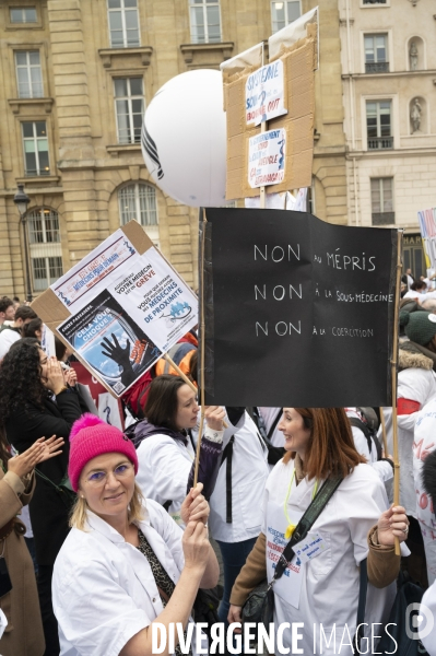 Manifestation des médecins à Paris pour demander notamment une augmentation du prix de la consultation à 50€ et de meilleures conditions de travail. Demonstration of doctors in Paris.