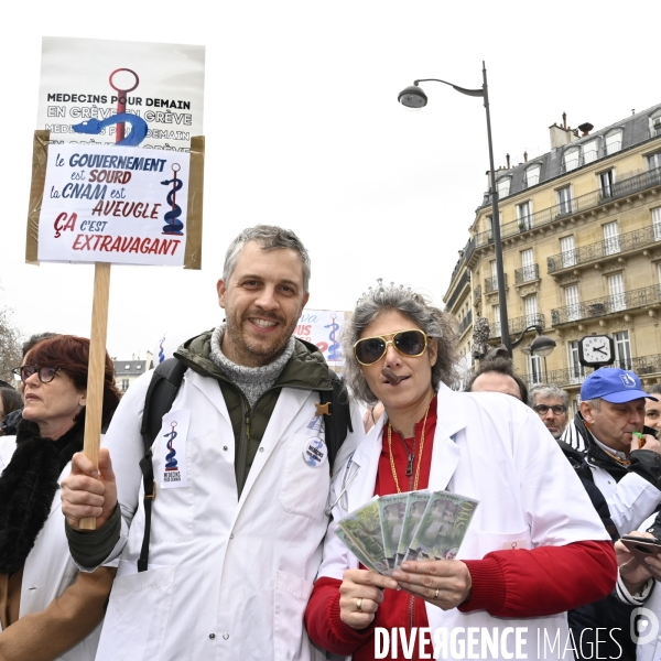 Manifestation des médecins à Paris pour demander notamment une augmentation du prix de la consultation à 50€ et de meilleures conditions de travail. Demonstration of doctors in Paris.