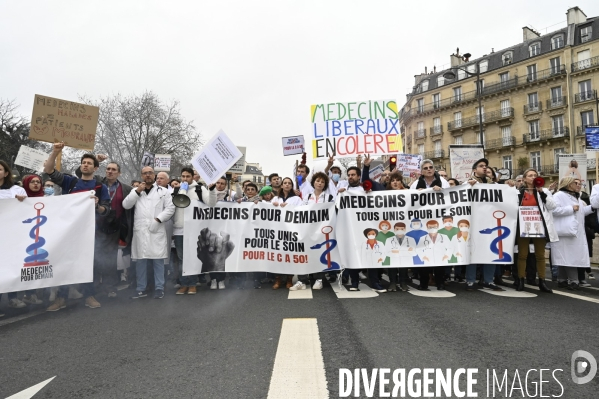 Manifestation des médecins à Paris pour demander notamment une augmentation du prix de la consultation à 50€ et de meilleures conditions de travail. Demonstration of doctors in Paris.