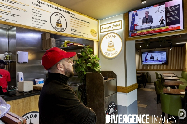 Dans un fast food, la television est branchée sur la conf presse des retraites
