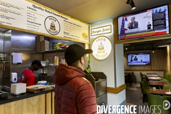 Dans un fast food, la television est branchée sur la conf presse des retraites