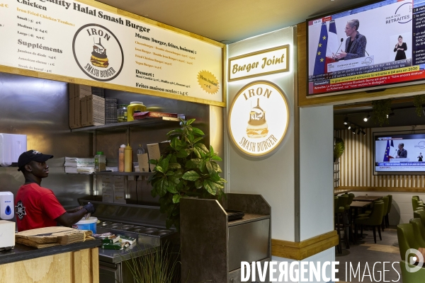 Dans un fast food, la television est branchée sur la conf presse des retraites