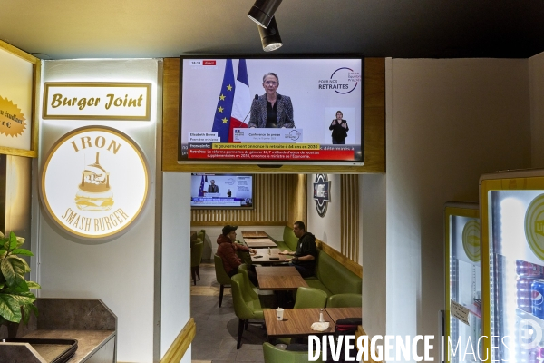 Dans un fast food, la television est branchée sur la conf presse des retraites