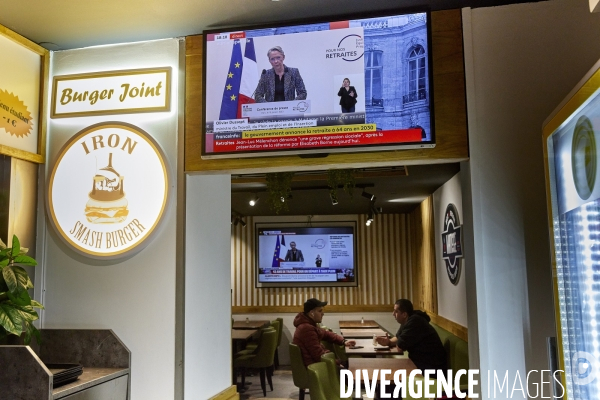 Dans un fast food, la television est branchée sur la conf presse des retraites