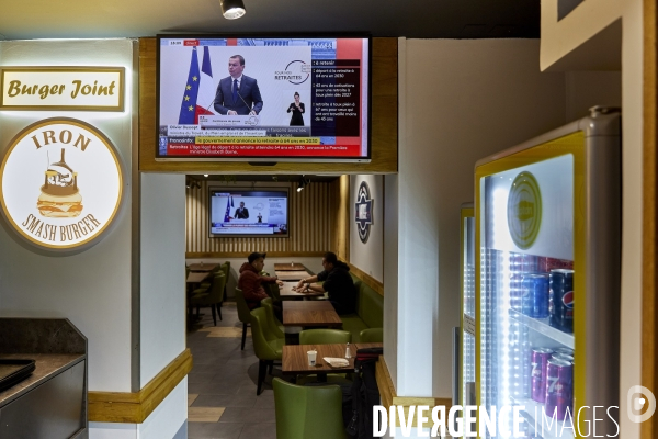 Dans un fast food, la television est branchée sur la conf presse des retraites