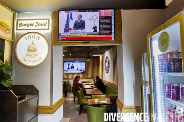 Dans un fast food, la television est branchée sur la conf presse des retraites