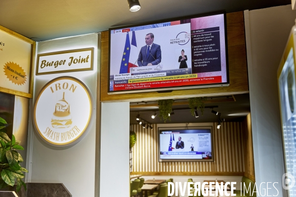 Dans un fast food, la television est branchée sur la conf presse des retraites