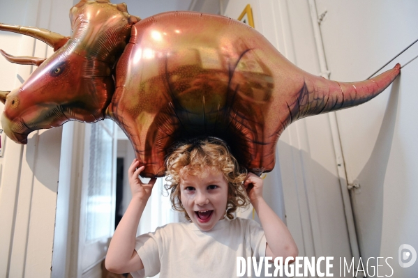 Un petit Garçon joue chez lui avec son ballon dinosaure