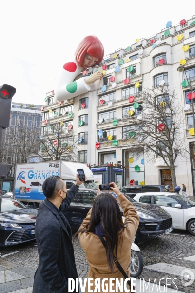 Installations de yayoi kusama chez louis vuitton champs elysees