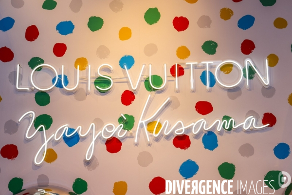 Installations de yayoi kusama chez louis vuitton champs elysees
