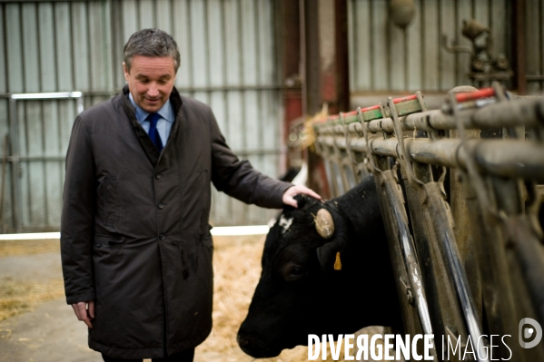 Nicolas Dupont-Aignan visite une exploitation agricole, Laval-en-Brie, 18/04/2012