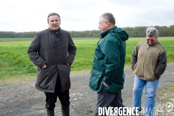 Nicolas Dupont-Aignan visite une exploitation agricole, Laval-en-Brie, 18/04/2012